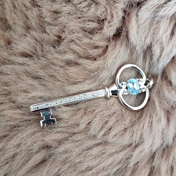 Elegant Silver Key Pendant Necklace - Picture 4 of 4